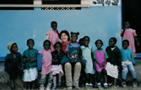 Paula rodeada de niños en la guardería de la Misión